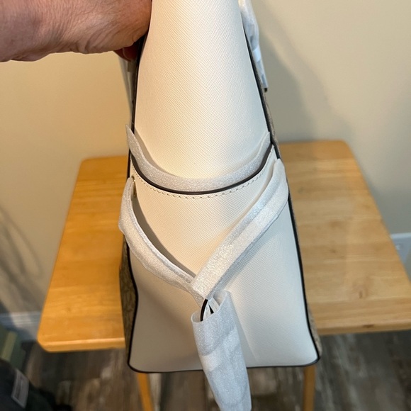 MK Gilly Travel Tote - Picture 4 of 9